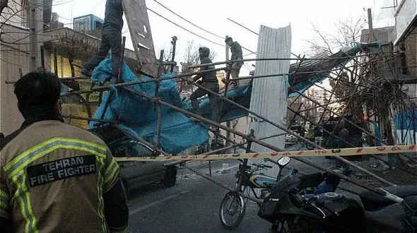 سقوط وحشتناک داربست روی پراید و چند موتورسیکلت در تهران+ تصاویر