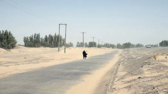 فیلم بادهای ۱۲۰ روزه سیستان که از نعمت به نقمت تبدیل شد/  بر اساس معاهده هیرمند افغانستان باید حق آبه ما را بدهد