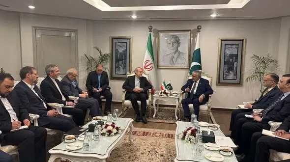 دیدار لاریجانی با وزیر خارجه پاکستان / ایران و پاکستان دو کشور مهم و تاثیرگذار در منطقه هستند
