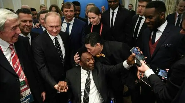 واکنش های خاص مارادونا در قرعه کشی و فرش قرمز