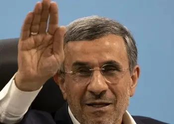 فیلم / رفتار عجیب محمود احمدی‌نژاد در مراسم ختم خواهرش/ آخه امضای یادگاری و عکس سلفی در اوج عزاداری ...