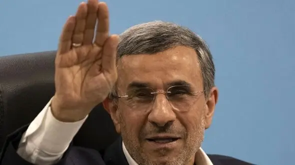 فیلم / رفتار عجیب محمود احمدی‌نژاد در مراسم ختم خواهرش/ آخه امضای یادگاری و عکس سلفی در اوج عزاداری