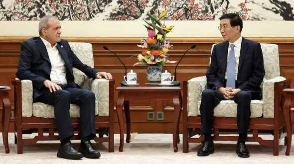 باید در برابر زورگویی کشورهایی که خواهان روابط دوستانه ایران و چین نیستند، ایستادگی کرد