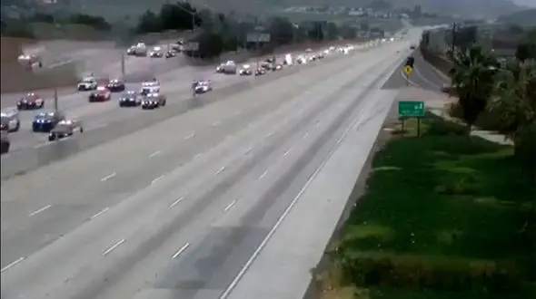  ببینید / مظنون به قتلی در کالیفرنیا ۶۰ ماشین پلیس را دنبال خودش کشاند ! + فیلم