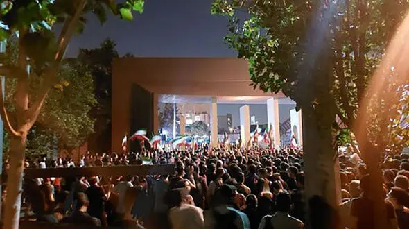 حراست وزارت علوم: هیچ یک از نیروهای انتظامی وارد محیط دانشگاه شریف نشدند