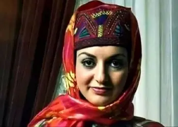 عکس/ سفر به ایام قدیم/ عکس گوگوش در حال خوانندگی در 9 سالگی و در کنار پدرش سال 1338