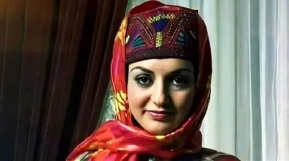 عکس/ سفر به ایام قدیم/ عکس گوگوش در حال خوانندگی در 9 سالگی و در کنار پدرش سال 1338