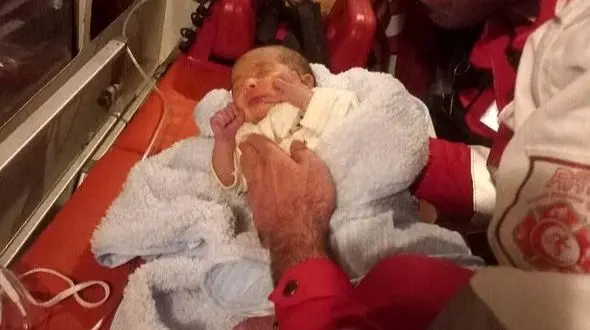 نجات معجزه‌آسا نوزاد 10 روزه در بستان آباد توسط هلال احمر