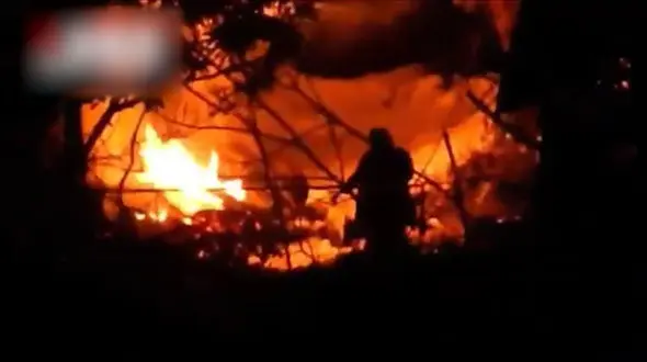 تلاش شیر زن گیلانی برای خاموش کردن آتش با برف + فیلم