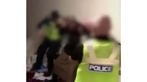 انتشار فیلم جنجال برانگیز حمله وحشیانه 6 پلیس به یک مسلمان+ تصویر
