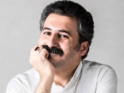 فیلم خوانندگی باشکوه وحید آقاپور ( آقای ممیزی معروف) با آهنگ شهرام شب پره / وقتی که دستای من گرمی دستی میخواد