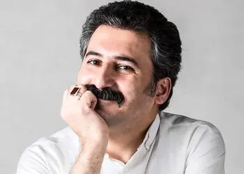 فیلم خوانندگی باشکوه وحید آقاپور ( آقای ممیزی معروف) با آهنگ شهرام شب پره / وقتی که دستای من گرمی دستی میخواد