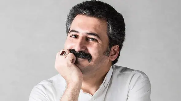 فیلم خوانندگی باشکوه وحید آقاپور ( آقای ممیزی معروف) با آهنگ شهرام شب پره / وقتی که دستای من گرمی دستی میخواد