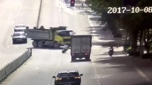 تصادف شدید موتور سوار با درخت+ فیلم و عکس