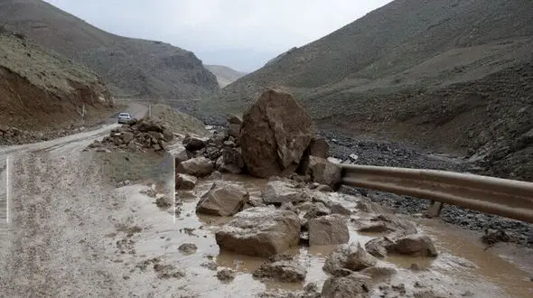 فیلم‌ برداری در لحظه حادثه / کوه در برابر دوربین راننده پراید فرو ریخت