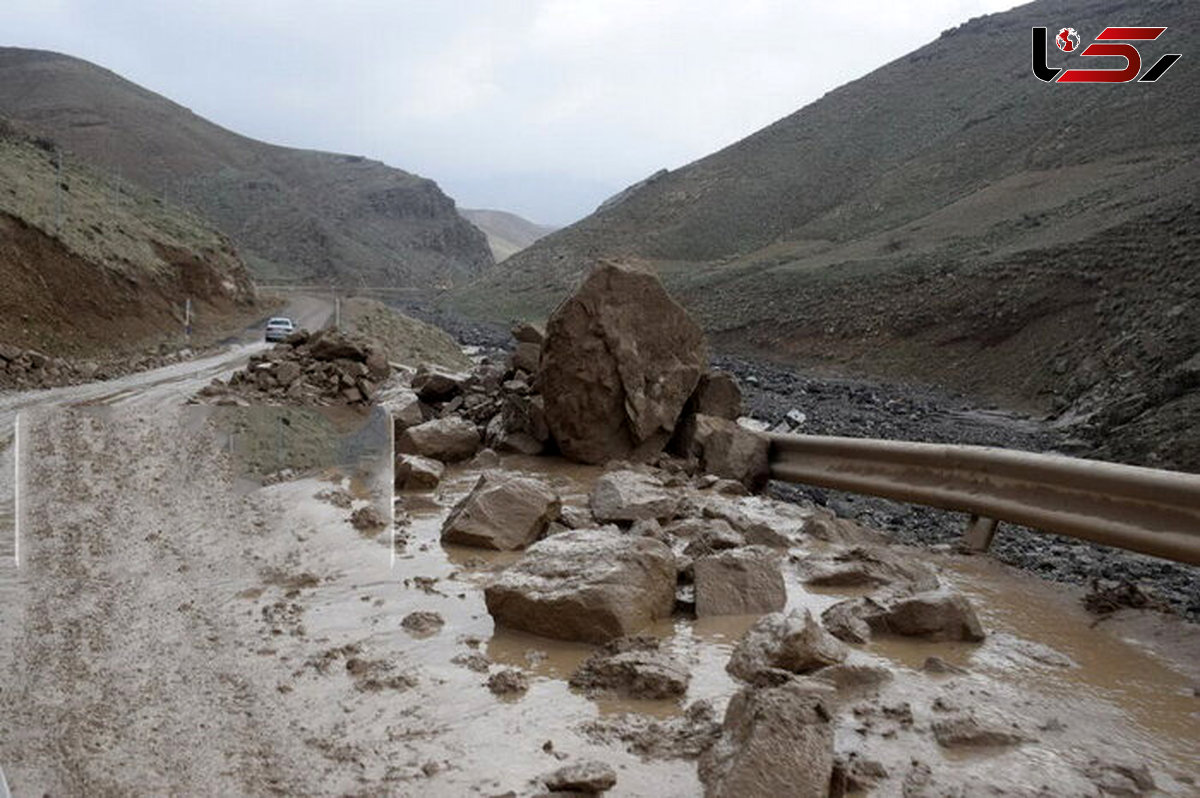 فیلم‌ برداری در لحظه حادثه / کوه در برابر دوربین راننده پراید فرو ریخت