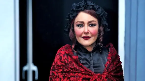 شقایق فراهانی با ترکیب رنگی قرمز و مشکی در جشن عکاسان سینما ظاهر شد