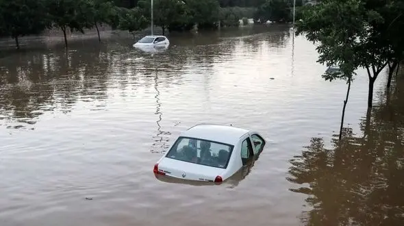 تصاویر جنجالی از غرق شدن خودروها در خیابان های ساری