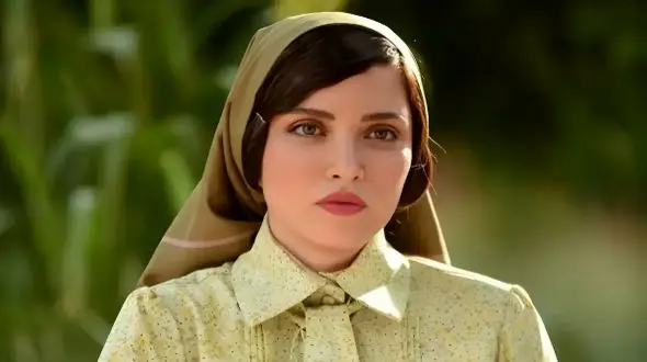 عکس / گریم متفاوت بهنوش طباطبایی در نقش «زری»؛ تصویری از پشت صحنه سریال «سووشون» 