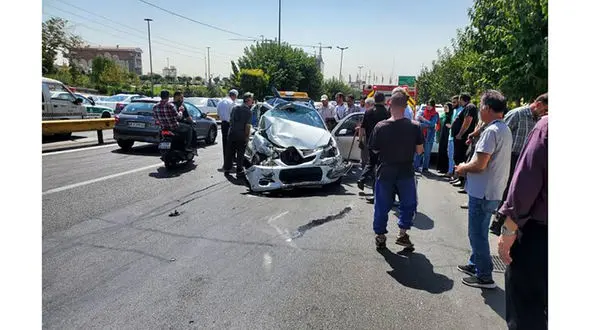 ببینید / تصادف هولناک کامیون حمل سیمان با 7 خودرو در  اشرفی اصفهانی + فیلم