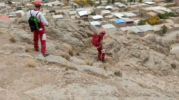 3 کودک کرمانی در کوه‌های مسجد صاحب الزمان گرفتار شدند