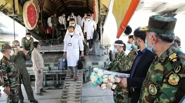 ارتش با پزشکان و تجهیزات پزشکی به کمک مردم سیستان و بلوچستان شتافت  / آبرسانی با تانکر و 60 کیلومتر لوله کشی فوری  + فیلم و عکس 