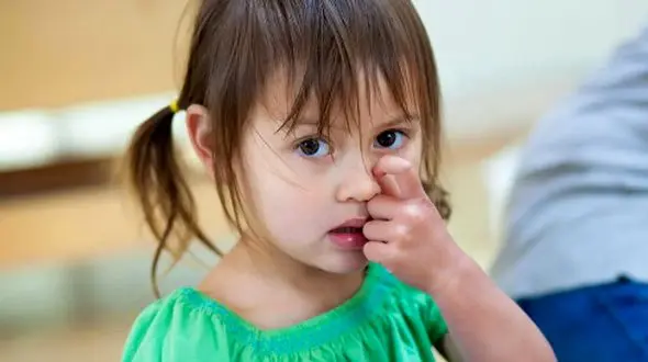 ارتباط شگفت‌ انگیز انگشت در بینی و خطر آلزایمر!