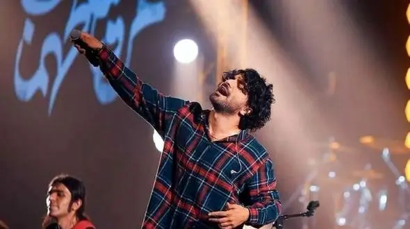 فیلم آواز شادیسم / حرکات موزون عرفان طهماسبی در کنسرت چشم و دلوم روشن با نوازندش