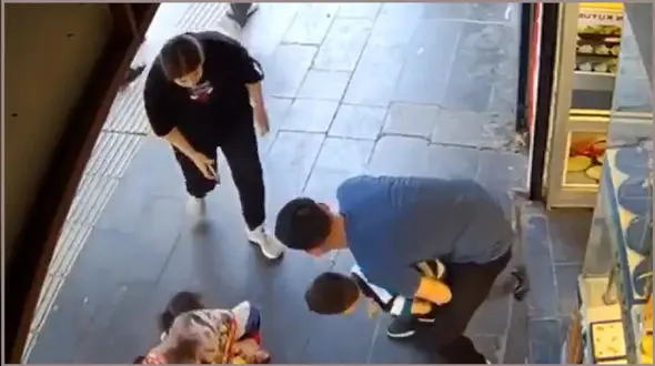 فیلم دلهره آور از نجات پسربچه از مرگ / مرد مغازه دار فرشته نجات شد 