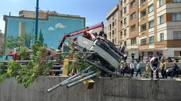 برخورد کامیون کپسول‌های گاز با نرده های بزرگراه امام علی(ع) / راننده جانش را از دست داد