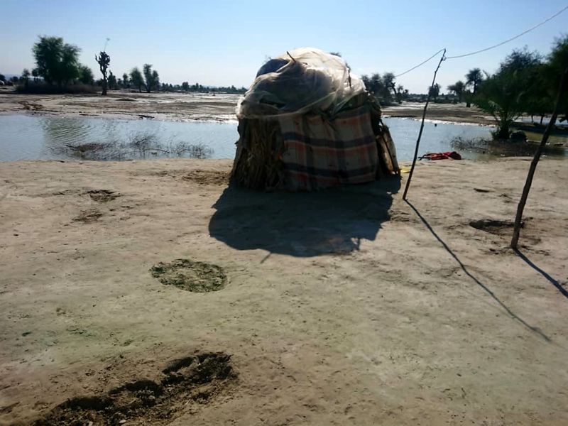 کمک رسانی نیروهای هلال احمر به سیل زدگان سیستان و بلوچستان