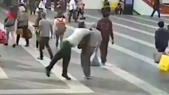 حمله وحشیانه جوان 26 ساله به مرد 69 ساله در خیابان / فکر کردم او مرا در نوجوانی آزار داده بود! + فیلم و تصاویر