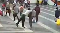 حمله وحشیانه جوان 26 ساله به مرد 69 ساله در خیابان / فکر کردم او مرا در نوجوانی آزار داده بود! + فیلم و تصاویر