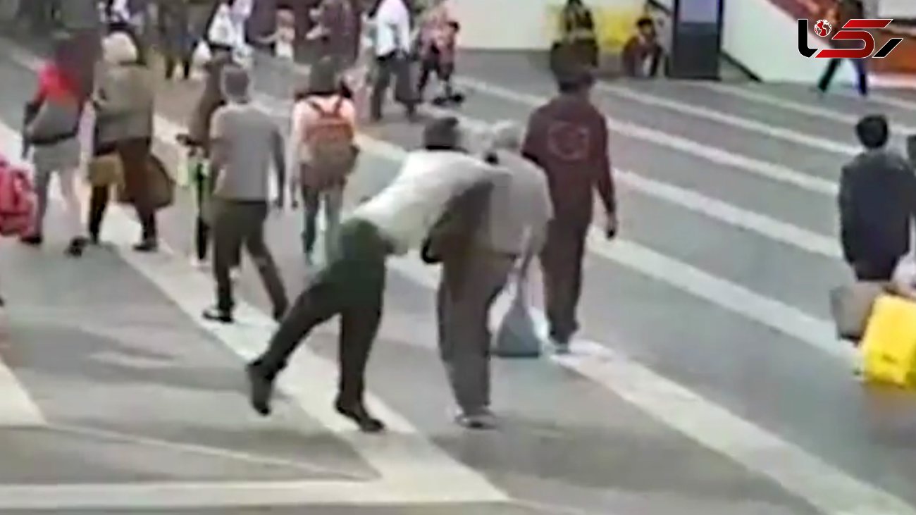 حمله وحشیانه جوان 26 ساله به مرد 69 ساله در خیابان / فکر کردم او مرا در نوجوانی آزار داده بود! + فیلم و تصاویر