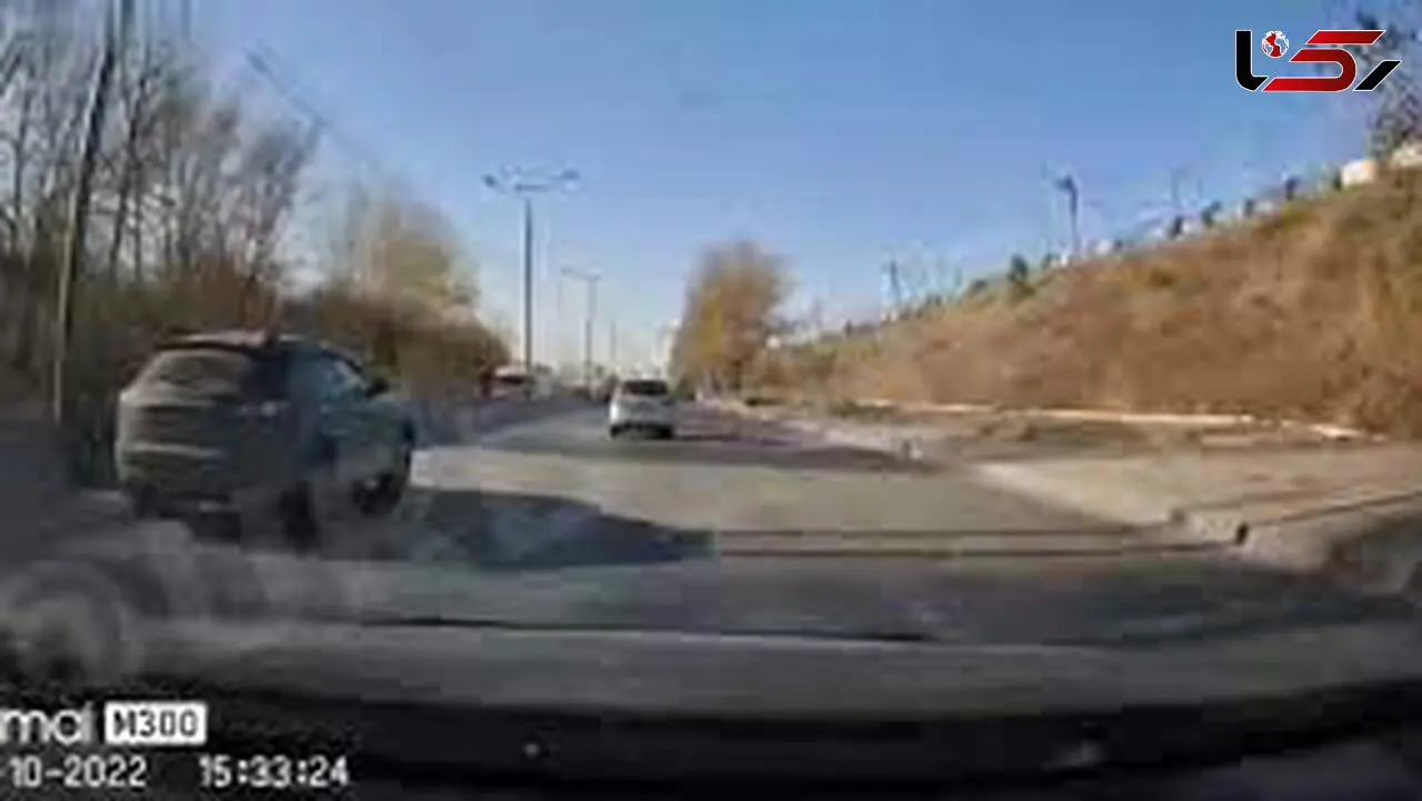 ببینید فیلم لحظه تصادف مرگبار در اتوبان /  چپ کردن خودرو و خرد شدن تیرهای برق