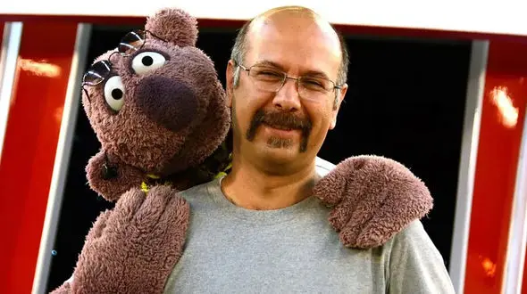 آوازخوانی باشکوه و بندری جناب خوان برای مصطفی زمانی/لوپاش کشیدنیه مصطفی زمانی اونا گل انداخته مثل انگور شانی ...