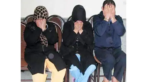 2 زن مازنی با آبروریزی خرج 4 مرد را می دادند