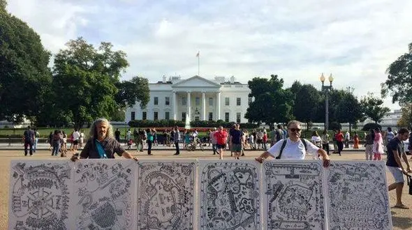 اقدام عجیب بازیگر و کارگردان ایرانی مقابل کاخ سفید در واشنگتن! +عکس 