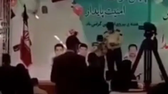 پسر پلیس شهید اشک همه را درآورد / پدرم در هفتمین روز قولش شهید شد و موبایلش به من رسید ! + فیلم