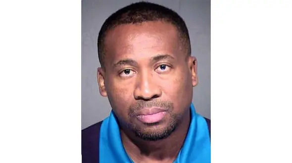 این پدر ارتشی پسرش را به خاطر ننوشتن مشق هایش با شوکر تنبیه می کرد + عکس