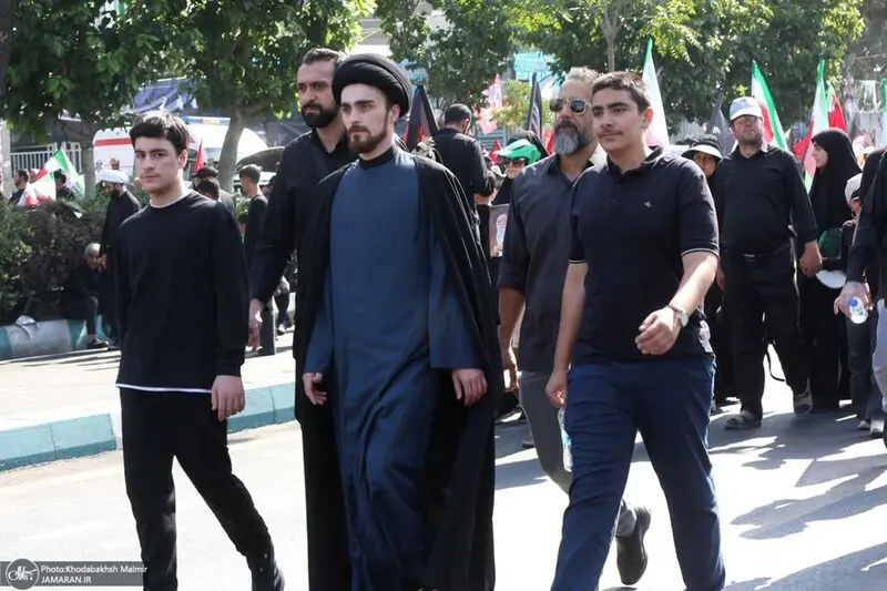 حضور سید احمد خمینی در مراسم تشییع پیکر مطهر رهبر شهید انقلاب در تهران