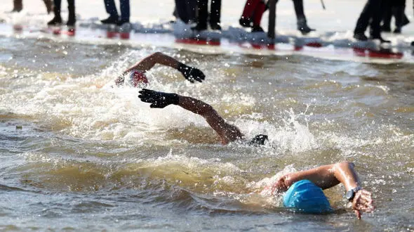 ماجراجویی جالب شناگران چینی در استخر یخچالی +تصاویر