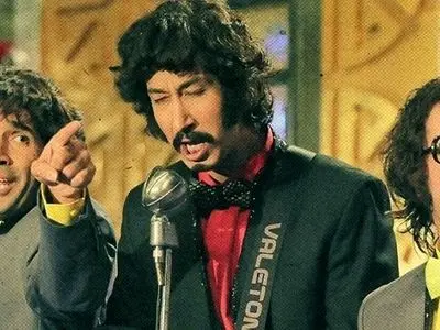 فیلم/ نگاهی به خوانندگی فراموش نشدنی و خنده دار بهرام افشاری در یک مجلس ختنه سورون؛ سکانسی که صد بار هم ببینی بازم کمه