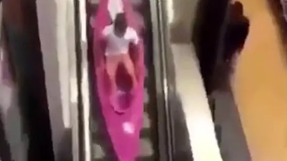 قایق سواری مرد دیوانه روی پله های برقی! + فیلم