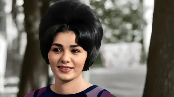 فیلم /  برگزاری مراسم تولد مجلل فرح پهلوی در استادیوم امجدیه تهران در اواخر دهه 40 / ملکه بازی بین ...