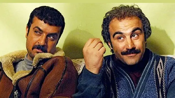 میز عزای ساده و بدون تجملات پدر محسن تنابنده، نقی معمولی پایتخت/ ته چهره پدر و پسر چقدر شبیه هم بود+عکس