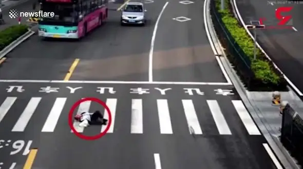 زیر گرفته شدن پیرمرد توسط کامیون + فیلم