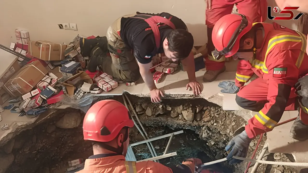 فروکش کردن کف ساختمان در میدان بهارستان/ ۴ نفر زنده از گودال ۴ متری نجات یافتند