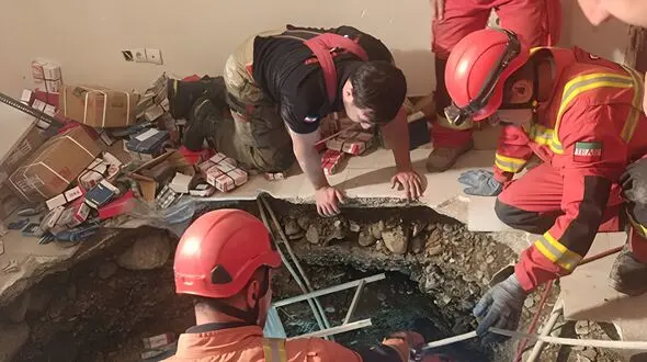 فروکش کردن کف ساختمان در میدان بهارستان/ ۴ نفر زنده از گودال ۴ متری نجات یافتند