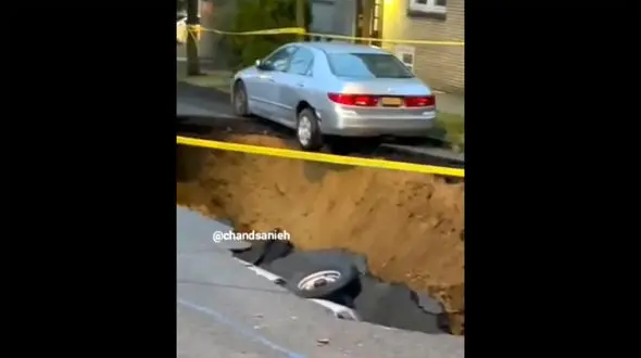 فیلم وحشت آور از بلعیده شدن خودروی ون در خیابان / زمین دهان باز کرد